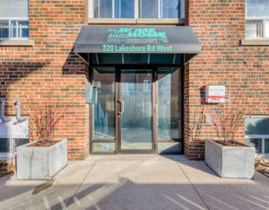 Front entrance of 320 Lakeshore Road West apartment building in Mississauga, Ontario