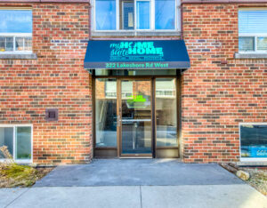 Alternate entrance of 322 Lakeshore Road West apartment building in Mississauga, Ontario